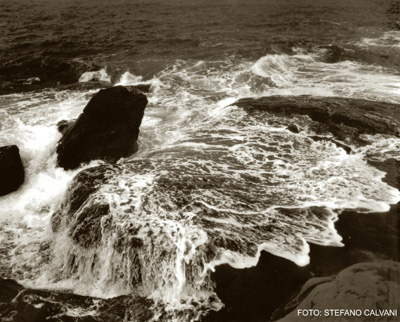 Mare increspato su uno scoglio nei pressi del Castel Boccale, Livorno. Foto: Stefano Calvani, 2005.