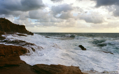 Livorno, mare increspato sugli scogli nei pressi del Castel Boccale (secondo sentiero dopo il Boccale, venendo da Livorno). Foto: dicembre 2005 nel giorno di una forte libecciata.