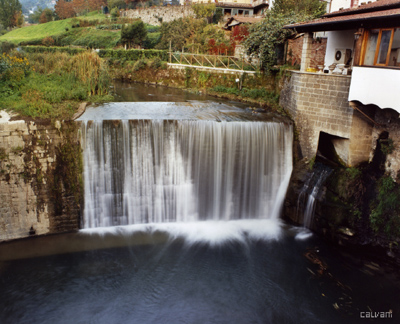 Cascata situata nella piazza principale di Stia(AR), Casentino, dove il fiume Staggia, affluente dell'Arno, entra in quest'ultimo.