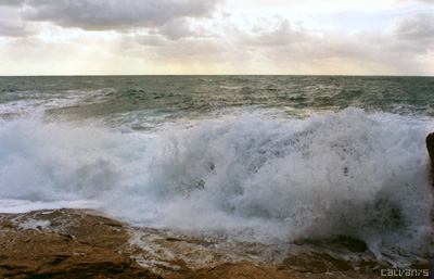 Livorno, mare increspato sugli scogli nei pressi del Castel Boccale (secondo sentiero dopo il Boccale, venendo da Livorno). Foto: dicembre 2005 nel giorno di una forte libecciata.