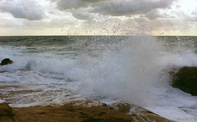 Livorno, mare increspato sugli scogli nei pressi del Castel Boccale (secondo sentiero dopo il Boccale, venendo da Livorno). Foto: dicembre 2005 nel giorno di una forte libecciata.